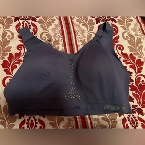 Victoria’s Secret Angel Max sports bra 36DDD